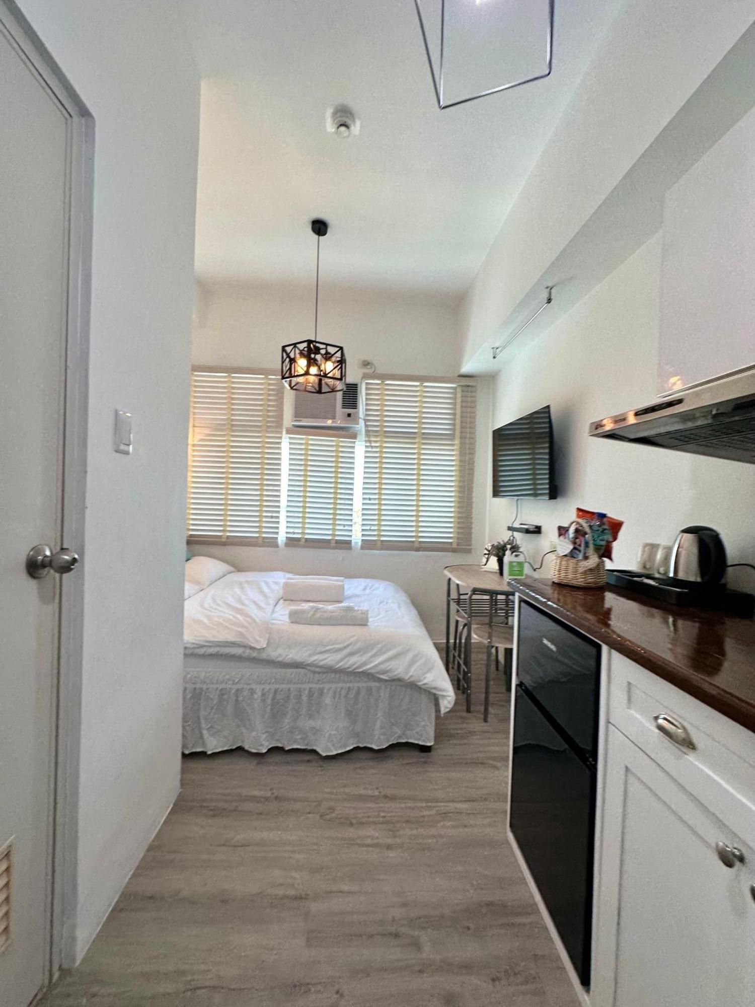 Studio One Condominium, Alabang - Bluu - Fiber Wi-Fi, Netflix-Ready Muntinlupa City Exterior foto